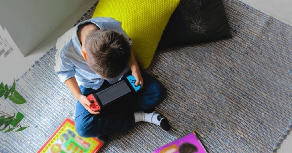 ニンテンドースイッチライトは買わないほうがいい理由-ゲーム画面と顔が近くなりやすい